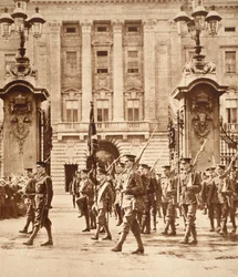 König Edward VIII. trägt die Farbe im Buckingham Palace, als er 1914 in die Grenadier Guards berufen wurde